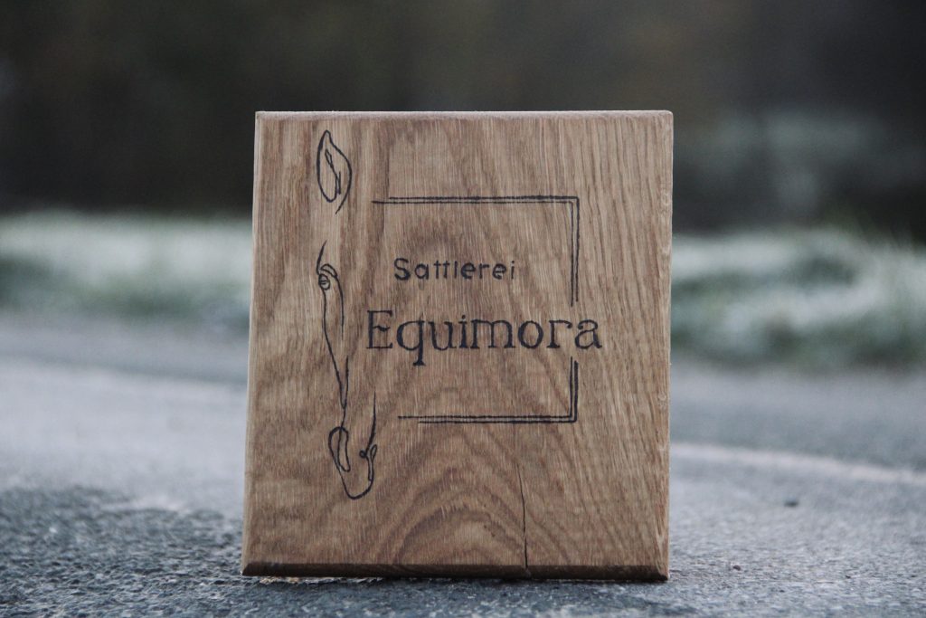 Holzbrett mit Logo, der Sattlerei Equimora