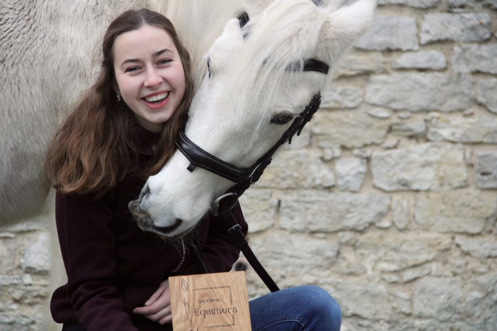 Pferd Kira mit Sattlerin Johanna Sowa